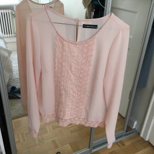 Blus VILA - Jättefin blus med spets från VILA, knappt använd. Storlek S