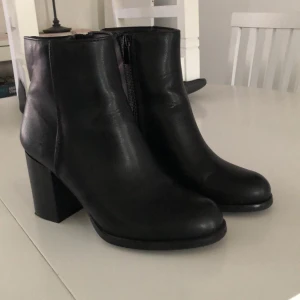 Klackar strl 38 - Använda en kväll. Nypris 349kr