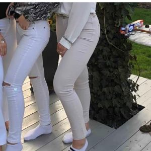 Vaxade/skinn-jeans  - Vaxade vit-beiga jeans från Mango. Byxorna är skinny, men från och med vaden går de rakt ner. Sitter snyggt rumpan. Frakt tillkommer!