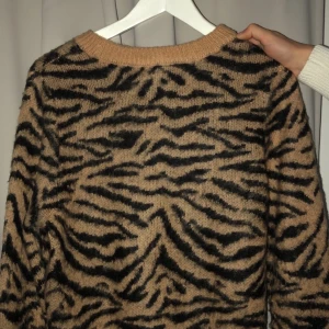 en fin stickad🦋 - Säljer denna fina stickade tröja som är använd ca 4 gånger. Kostar 60kr +frakt🦋 tröjanr i väldigt bra skick!! 