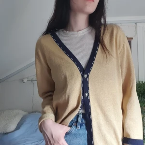 vintage kofta - älskar denna gula kofta som jag fyndade på secondhand för några år sedan men använder den av någon anledning väldigt sällan. den förtjänar en mer kärleksfull ägare!! 