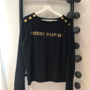 Balmain tröja - Tröja från Balmain, knappt använd, i väldigt bra skick! Storlek M. Köparen står för frakten.