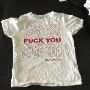 Vit T-shirt med tryck - Skönt material. Säljs för den är för liten. 3-4 gånger använd.