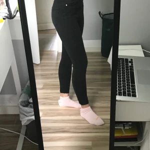 Svarta jeans från Bikbok - Hödmidjade svarta jeans från Bikbok i storlek XS. Snygg passform som framhäver rumpan😍 Lite för långa för mig som är 155cm, så fick vika upp dom litegrann. 