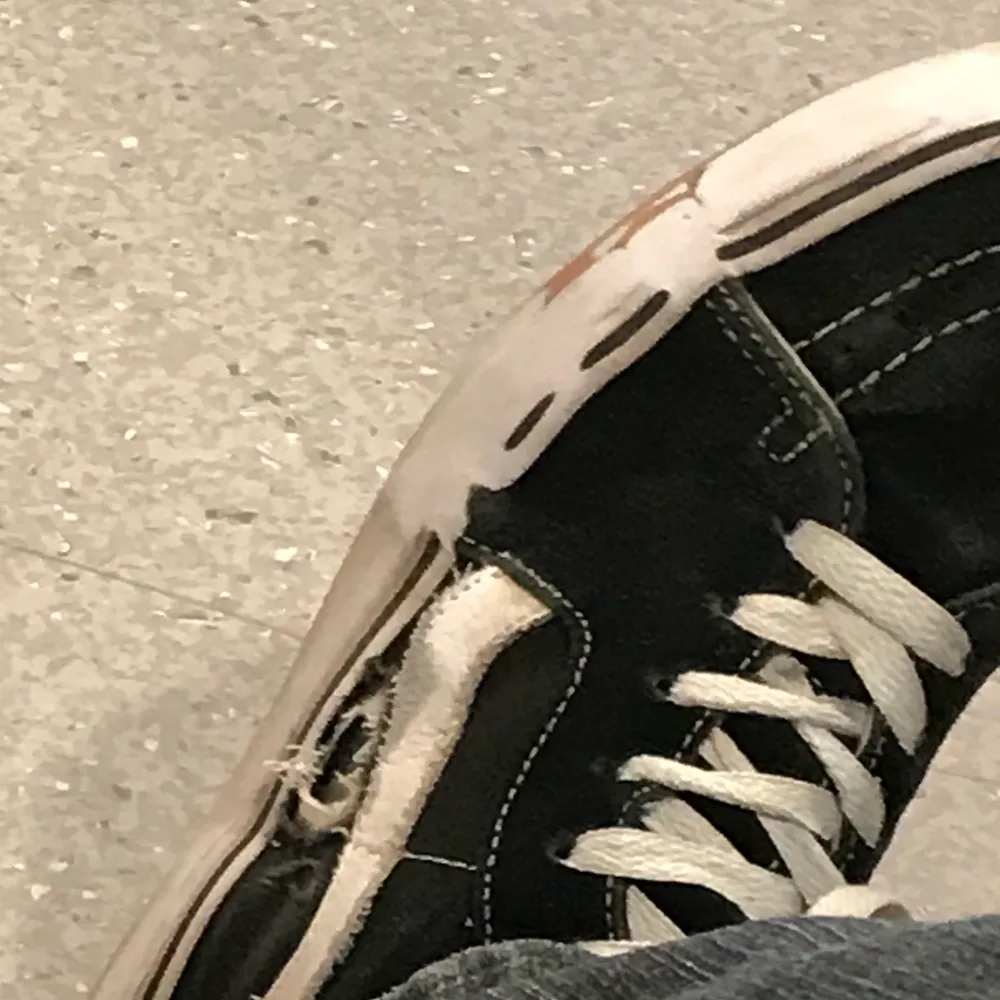 Ganska använda men går att gå i och det är fett coolt att ha vans med hål i, lita på mig. Skor.