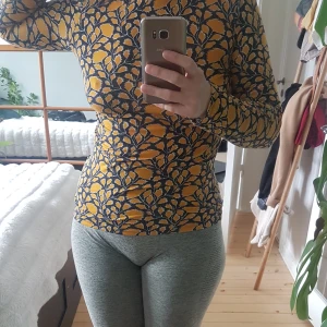 Intressekoll långärmad tshirt - Gör en intressekoll på en av mina favorit-tröjor som tyvärr inte blir särskilt använd men ändå känns svår att släppa. Otroligt mjukt tyg, halvpolo.