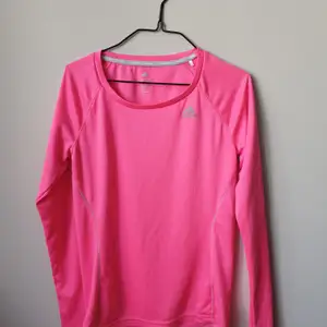 Rosa tröja från Adidas för löpning eller annan träning. har en fläck, se bild. syns inte jättetydligt men därav det låga priset ;) Storlek XS / 34 Använt ett fåtal gånger. Hämtas i Hägersten, Liljeholmen eller Södermalm. 