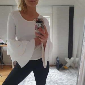 Vit blus med volangärmar - Så himla fin blus från asos! Använt den flitigt men fortfarande väldigt fint skick! 