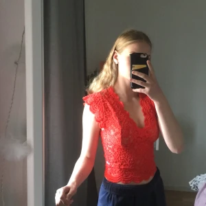 Zara topp - Röd spets rop från zara, blommigt mönster. Går lite över axeln som ni kan se. Aldrig använd med lappen kvar