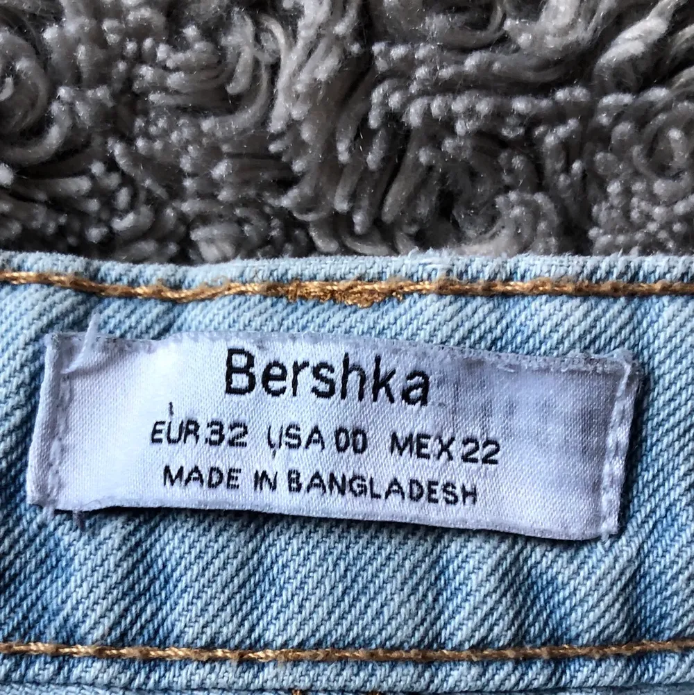 Visa ljusa jeans från Bershka, köpt här på Plick men tyvärr för små (bilder är från förra ägaren) De har lite slitage vid benen slut men inget som märks:) . Jeans & Byxor.
