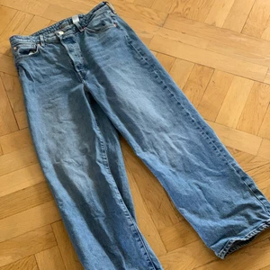 LJUSA MOM JEANS - Jättefina ljusa mom jeans från H&M, använda 2 gånger. 