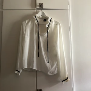 Hm blus storlek 34 30kr  - Blus från hm endast 30kr 