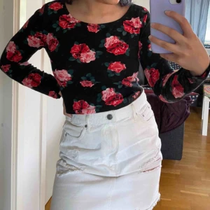  - Söt långärmad croptop från H&M, etiketten är dock tyvärr avklippt. Priset är inkl. frakt alternativt kan mötas upp i Göteborg!