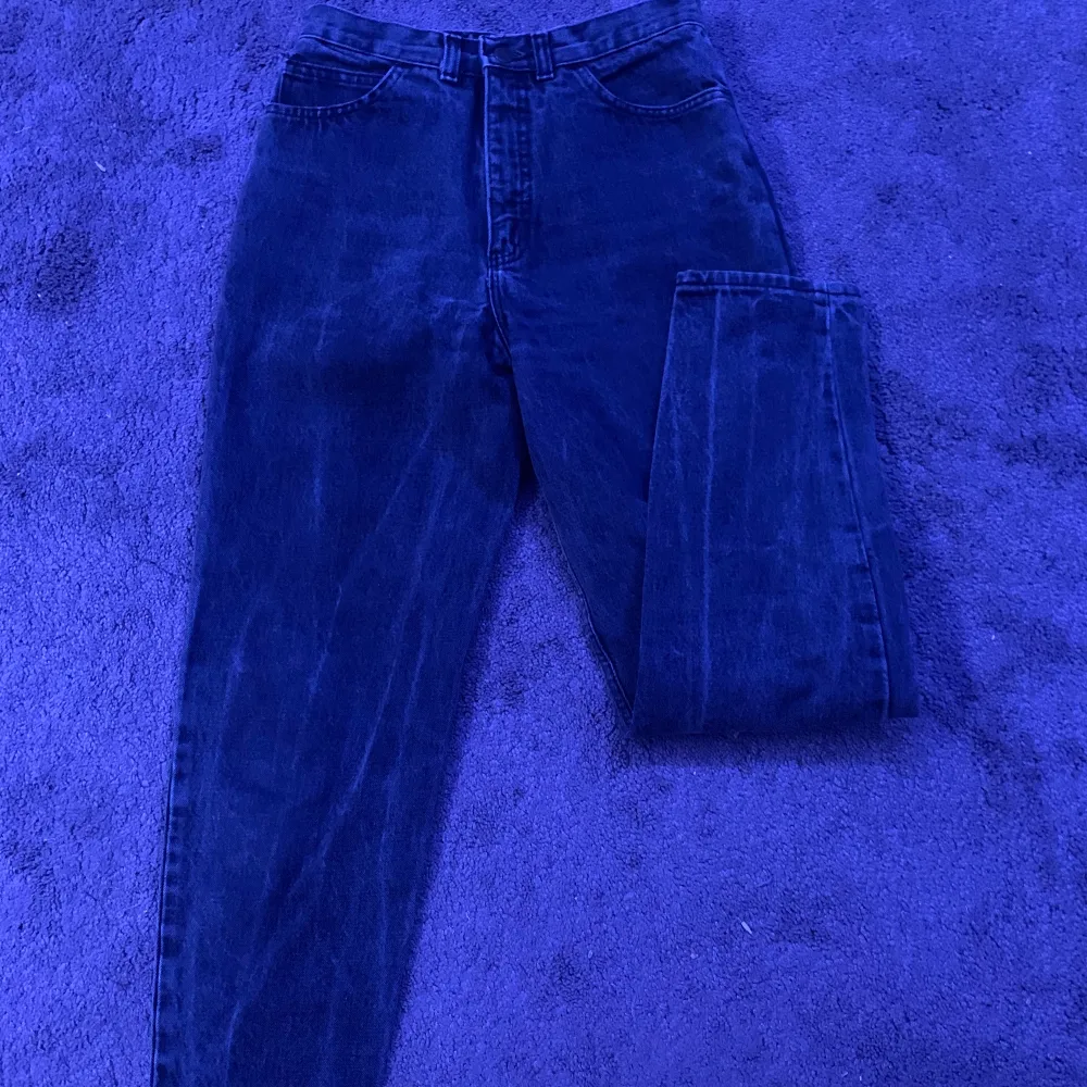 säljer då dem är för små tyvärr. ascoola stonewashed jeans, osäker på storleken men skulle säga XS-S. frakten är inräknad i priset. aldrig använda. Jeans & Byxor.