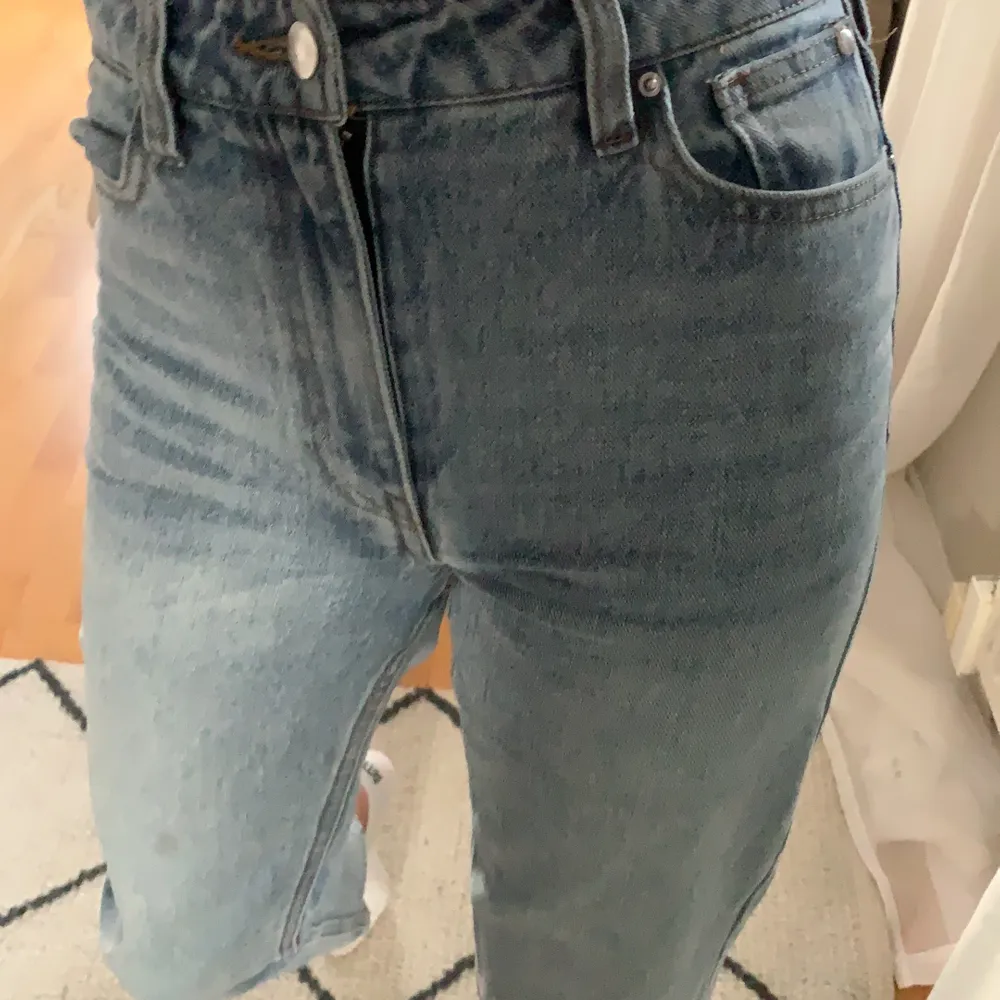 Säljer mina snygga jeans från H&M i modellen ”mom fit”. En snygg modell och i en fin jeansfärg!✨ Jag är 170 och bär dessa jeans i storlek 34 = 96 cm. Andvända lite men är ändå i nyskick och sitter perfekt😊 . Jeans & Byxor.