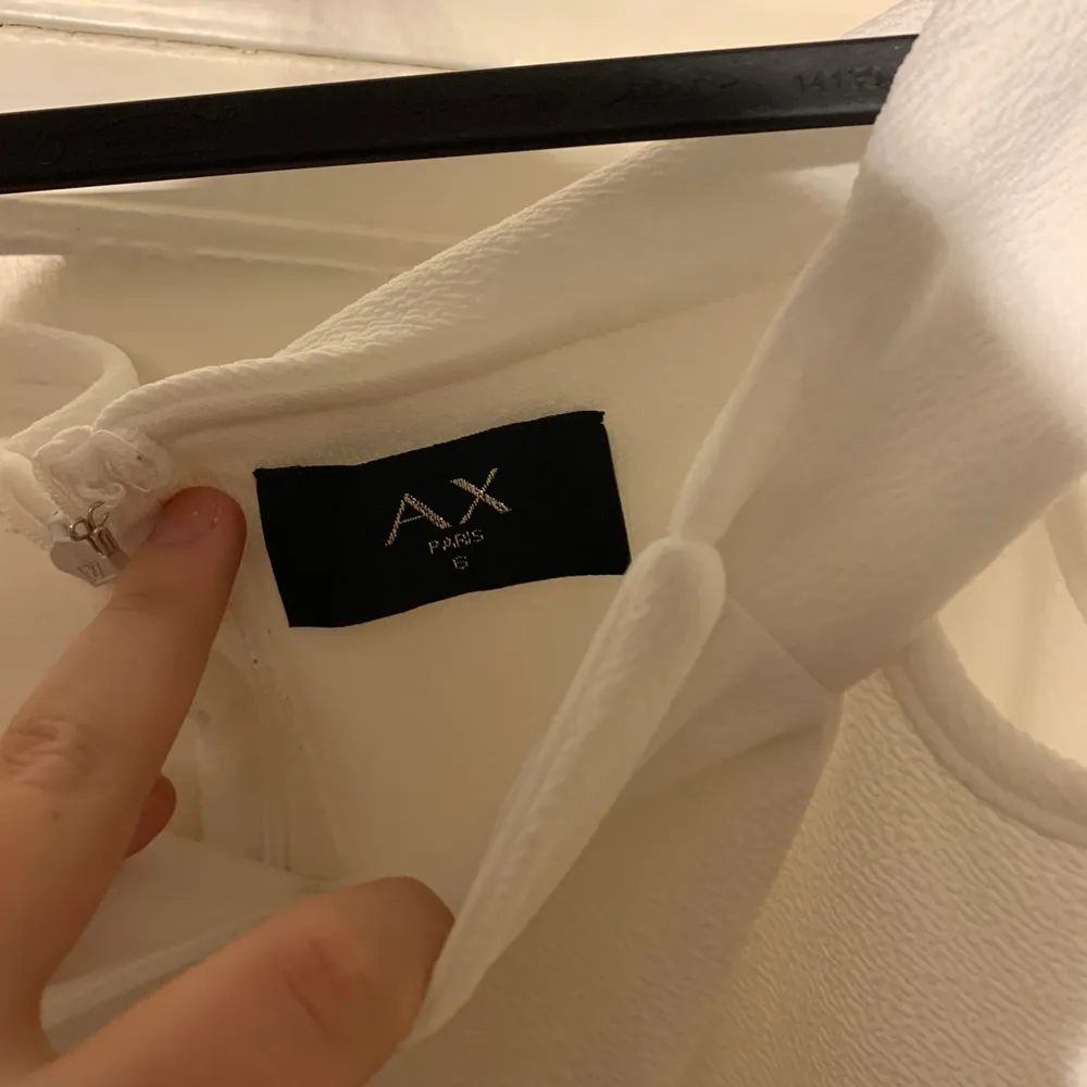 Superfin vit långklänning från Nelly.com i strl S. Använd endast en gång. Väldigt fint skick. Kan skicka och möta upp, frakten kostar 63 kr. 💗. Klänningar.