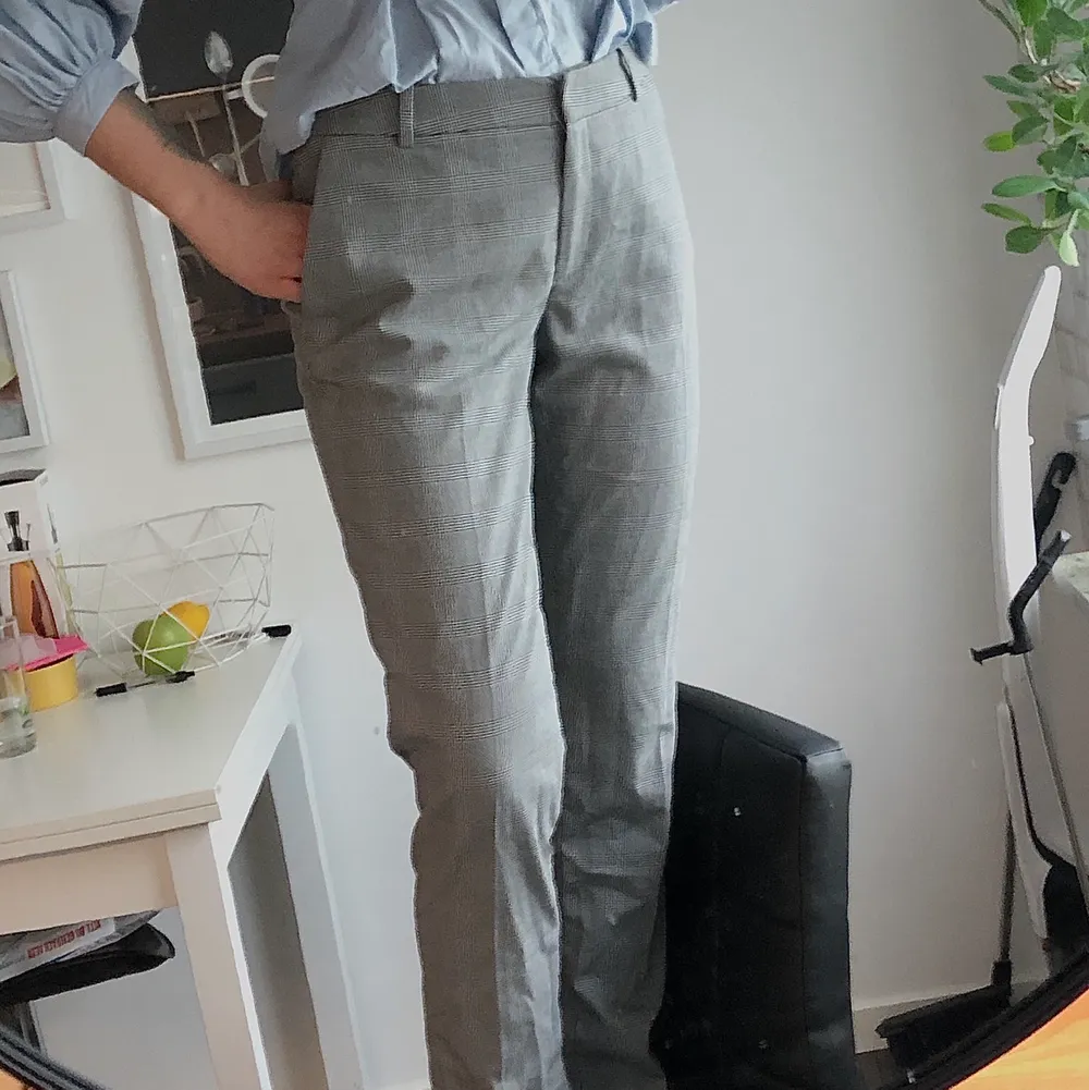 Storlek 36, passar mig som är 167cm och brukar ha small! Aldrig använda pga har ett par liknande! Köparen står för frakt:). Jeans & Byxor.