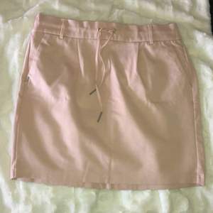 Ljus rosa kort kjol från Only, strl L. 45kr (köparen står för frakt)