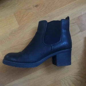  - Snygga kängor med klack från DinSko:) använts ett fåtal gånger. Lättast att mötas upp då frakten blir rätt dyr men isåfall kan pris diskuteras:)!! 
