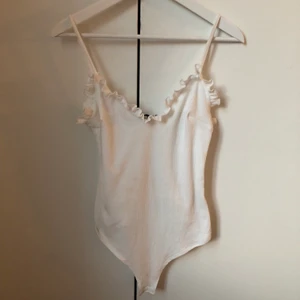 Body - Vit body från Nelly i fint skick, storlek S.