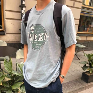  - Vintage Mickey Mouse/Musse pigg-t-shirt med coolt tryck. Storlek XL men passar utmärkt som oversized i flera storlekar. Fint skick!   Inköpt i Frankrike så lär vara rätt så unik här. 