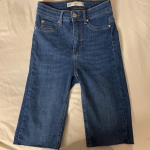 Gina Tricot     Molly Biker Denim Shorts -  Molly Biker Denim Shorts. Alldeles för små därför jag säljer ALDRIG ANVÄNDA 