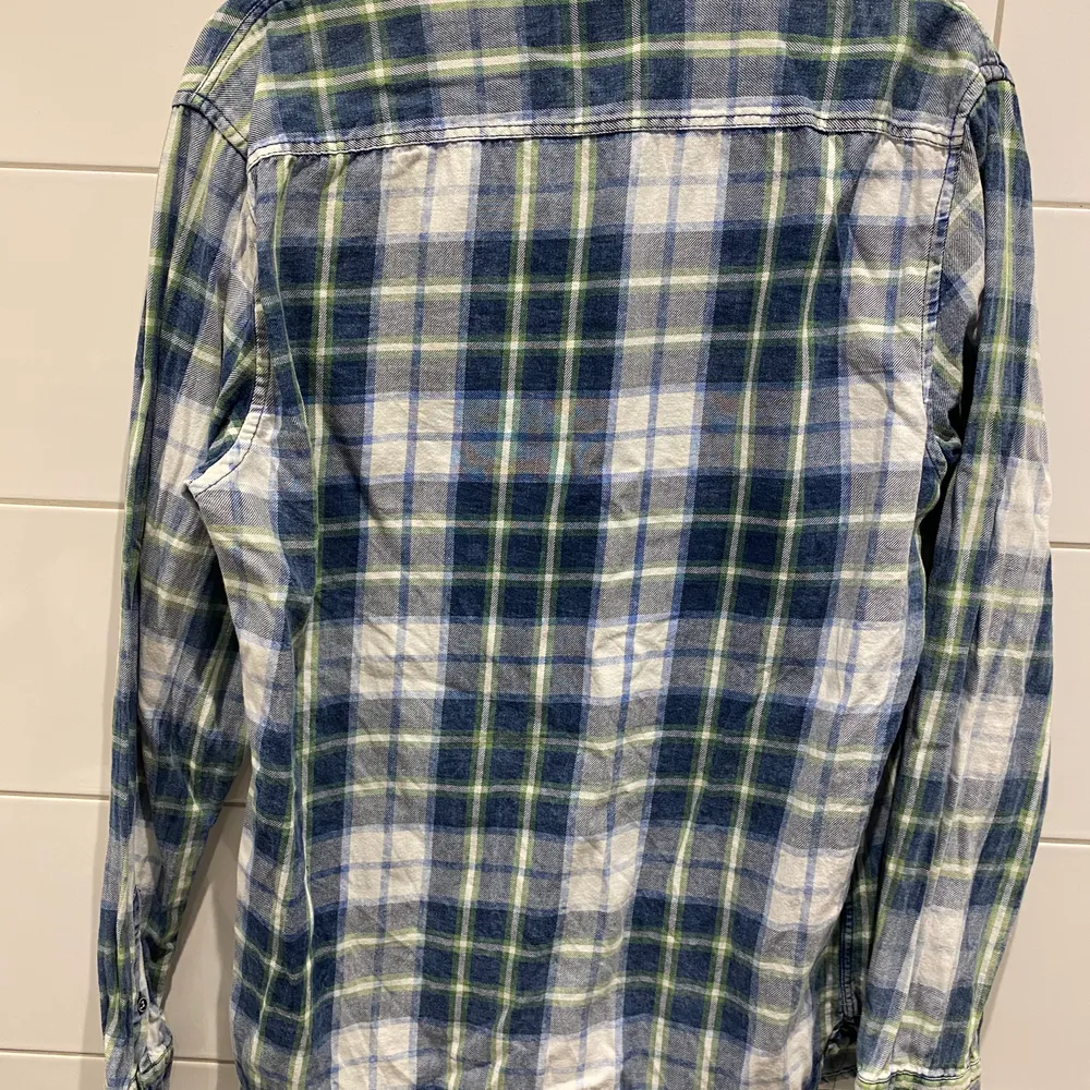 Märke: Zara Man Storlek: XL Modell: Slim Fit Färg: Blå, Grön Material: 100% Bomull  I mycket bra skick, inga tecken på slitage! Frakt (55kr) kan samfrakta. Skjortor.