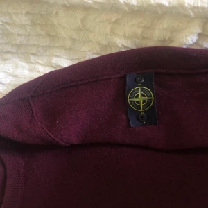 Äkta Stone Island knit - Stone Island knit som jag köpt av en kompis, som köpt den på NK i gbg. Väldigt bra condition och i storlek M. Skriv för föer bilder😊 Priset går att diskuteras men man får smöra mycket för ett billigt pris!