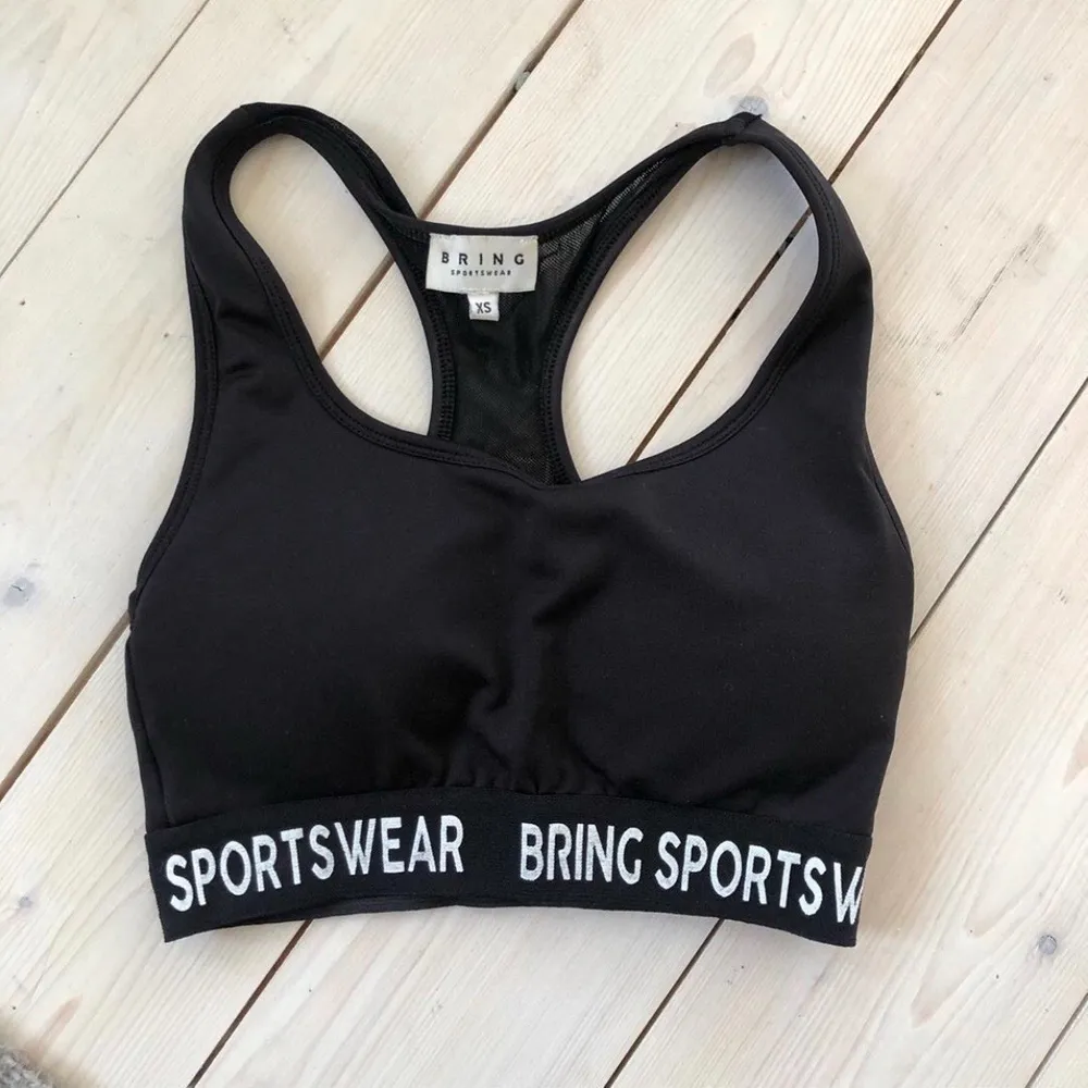 Sportbh i strl xs. Liten i storleken. Bild 2 är lånad från @bringsportswear på Instagram.. Toppar.