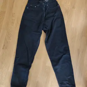 Svarta pösiga jeans, köpta på beyond retro, väldigt bra skick, amrikans storlek 8, jag är storlek 38 och brukar bara ha ett skärp så sitter dem perfekt. 170kr +frakt (köpta för 600 förra hösten)