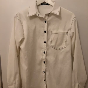 Manchester skjorta - Vit skjorta i Manchester. Oanvänd. Då jag är mitt i en flytt kommer jag inte ha möjlighet att ta bilder med plaggen på, bilderna som ligger ute är de som gäller.