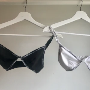 2 Calvin Klein bh  - 2 stycken bh:ar från Calvin Klein. Knäpps på framsidan. Aldrig använda pga för små, storlek small. 100 kr styck. Köparen står för frakt. 🥰