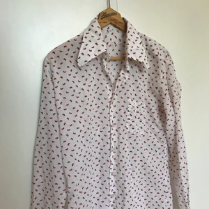 Skjorta 70-tal - 70-talsskjorta med stor krage och fint löv-mönster. hittar ingen storlek men uppskattningsvis i large. hämtas i malmö eller skickas med posten. se även mina andra annonser för ev samfrakt.