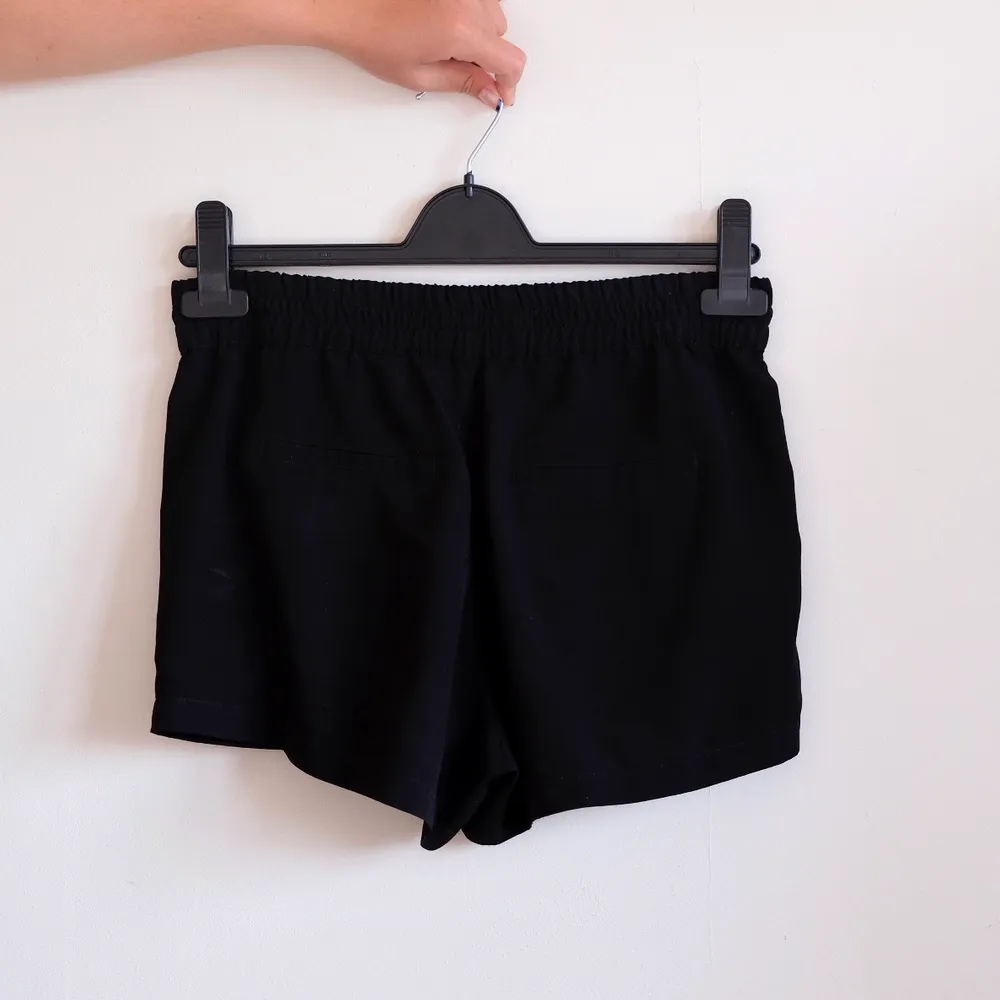 Svarta tunna shorts! Perfekt till sommaren men för små för mig tyvärr, skulle säga att dom passar S bättre 🖤 frakt på 42:-. Shorts.