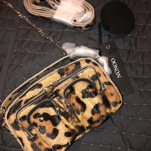 NuNoo Leopard väska  - HELT NY leopard väska från NuNoo. Har alldeles för många väskor för tillfället som jag inte använder, så bättre att sälja till någon annan 💓 Originalpriset är 1400kr 
