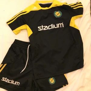 Sävehof Handbolls sett! - T-shirt storlek S kostar separat 60kr, Horts storlek XXS kostar separat 60kr, träningskoftan storlek M kostar separat 100kr, Settet ihop kostar 200kr men man kan köpa separat oxå!(Frakt står köparen för ifal du inte bor i Göteborg)💛🖤