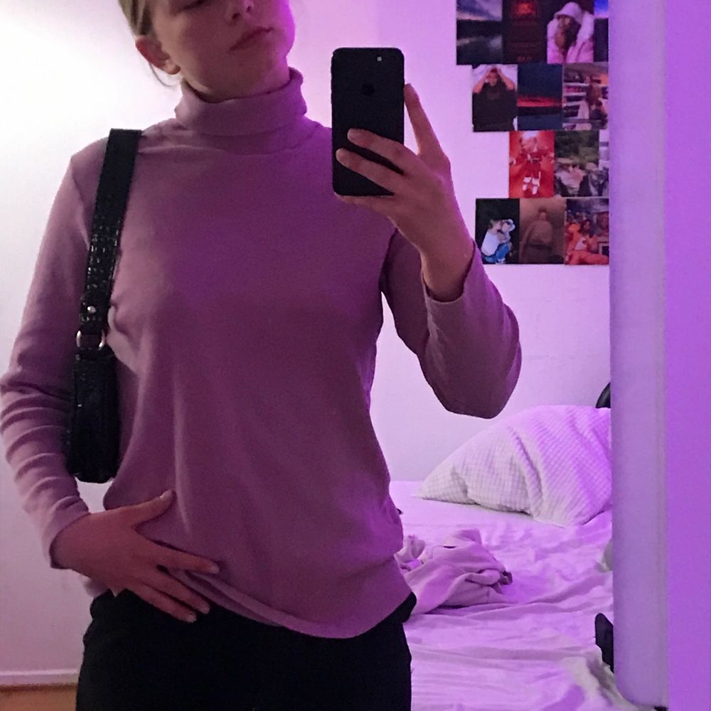 En superfin ribbad lila polo-tröjađ Den Ă€r lite lĂ€ngre men har alltid tyckt det vart snyggt och den passar mig fin som har storlek S men passar absolut större! Frakt betalas av köpareâșïž. Tröjor & Koftor.