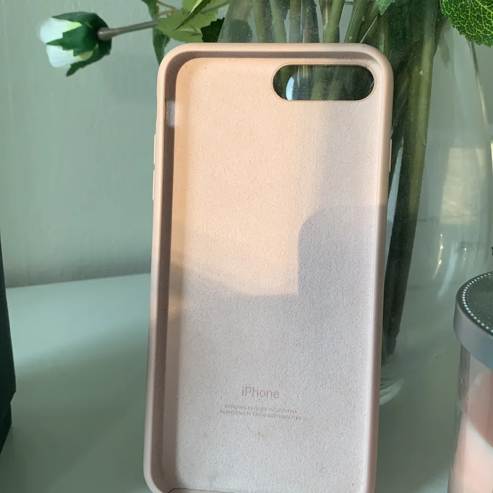Ett jätte fint iphone skal som passar iphone 7/8 plus från Apple. Skalet är i färgen pink sand & är i fint skick, en repa finns i vänstra hönet i kanten och ett litet märke mitt på skalet (se bild). Frakt tillkommer. . Accessoarer.