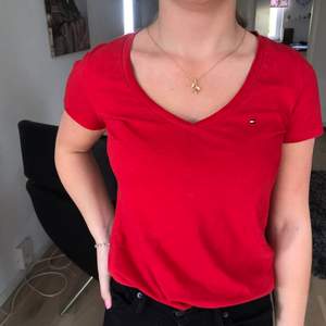 Säljer denna fina röda t-shirten från Tommy Hilfiger! ❤️ Använd max 5ggr  Inga slitningar eller fläckar (precis som ny) Strl S (passar även Xs & M) Nypris 499kr mitt pris 90kr ⚡️