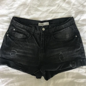 Jeans shorts svarta - Grå/svarta jeansshorts storlek 34.