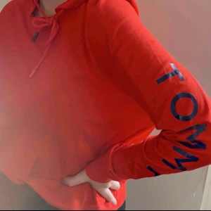 Tommy hilfiger hoodie M - En sjukt fin och aldrig använd hoodie. Köpt i USA på tommy hilfiger, inte använd och är storlek M. 