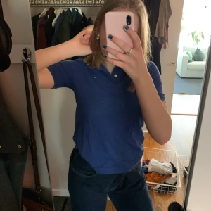 TOMMY HILFIGER PIKÉTRÖJA  - Snygg pikétröja från Tommy Hilfiger köpt i USA. Tröjan är en M i barnstorlek, men passar mig som vanligtvis har S. Frakten är inkluderad!📦💕