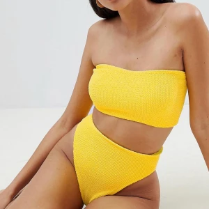 Oanvänd gul bikiniunderdel - Gul bikiniunderdel från ASOS egna märke. Stretchiga så passar S och M. Har detta i svart och älskar dom, aldrig använt dom gula där emot, därav att jag säljer. Köparen står för frakt🌸