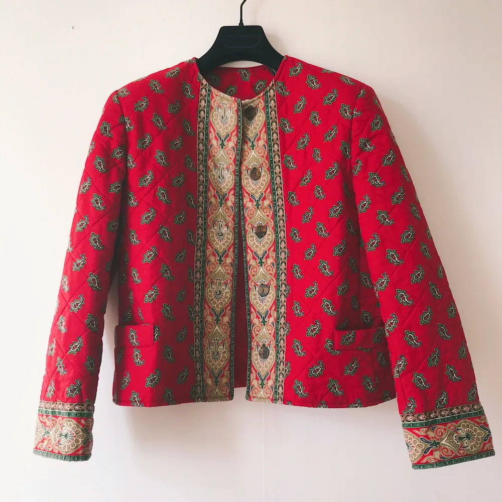 Cropped vintage jacket in red with print, size M, jn very good condition. Kostymer.