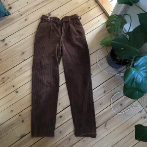 Manchester byxor - Assnygga bruna Manchester byxor som tyvärr är lite för små för mig i midjan. Sömen har lossnat lite längst ner men det är bara o sy över!