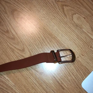 Brunt skärp i faux skinn, guldigt bälte - Har 11 hål! Aldrig använt från Fashion Nova 