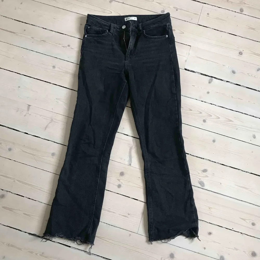 Flarade svarta jeans från Gina. Ser inte så fint ut på bilden, men riktigt snyggt ”lagom” utsvängda.. Jeans & Byxor.