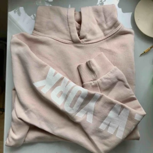  - Hoodie från Gina Tricot i fint skick✨ Storlek L men sitter mer som en M skulle jag säga, 100kr! Möts upp i Falun eller fraktas för 63kr 🦋