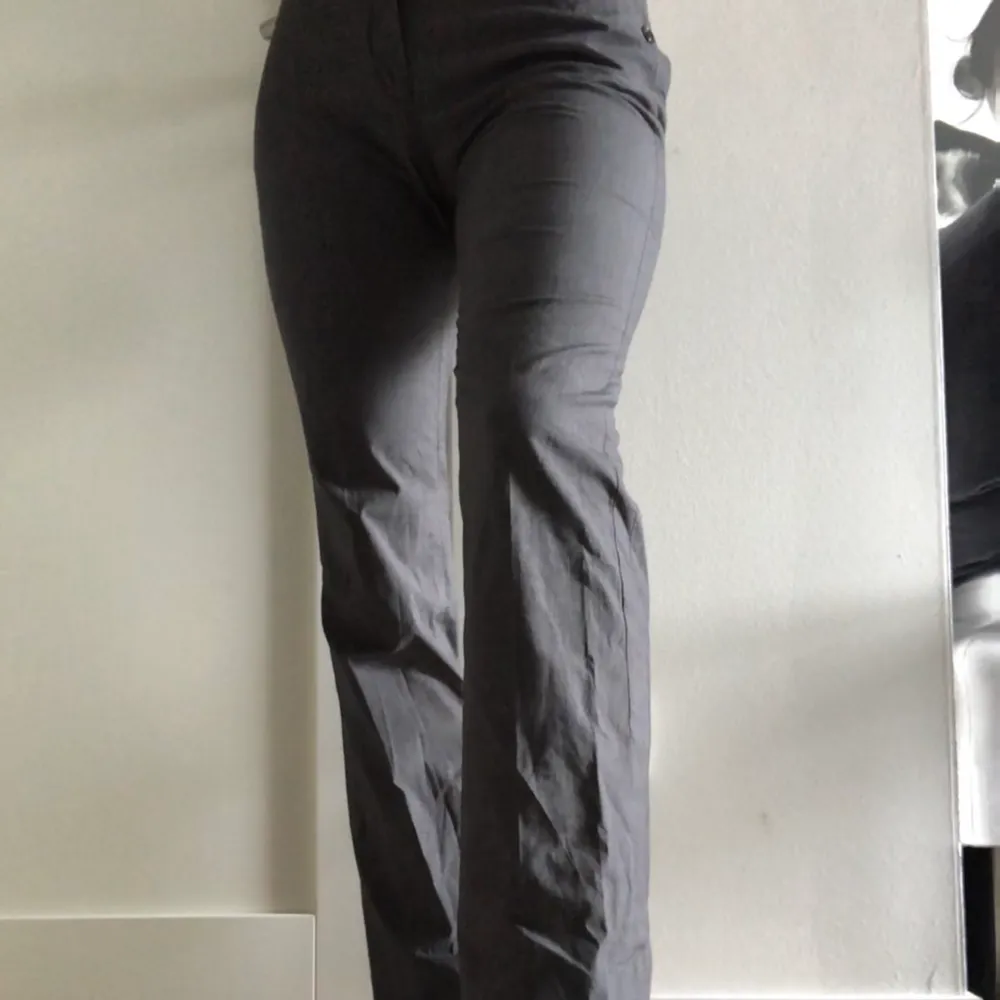 Dessa snygga kostymbyxor säljer jag nu då de inte passar mig. Jag är 176cm lång och har oftast 28 i midjemått🧚‍♀️. Jeans & Byxor.