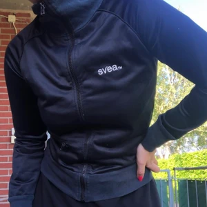svea tracktop -  Svart tracktop från svea strl S😀😀